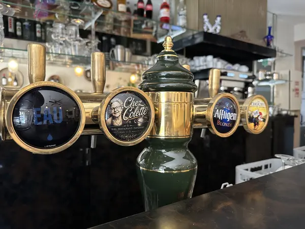 La tireuse à bière au médaillon Chez Colette, au bar
