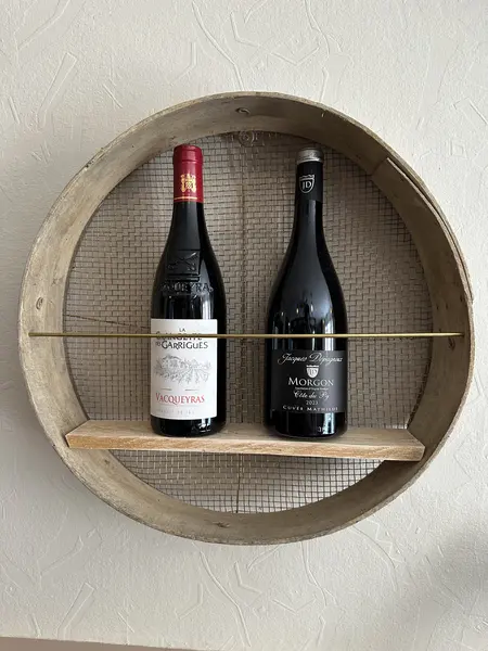Deux bouteilles de vin sur une étagère ronde en bois