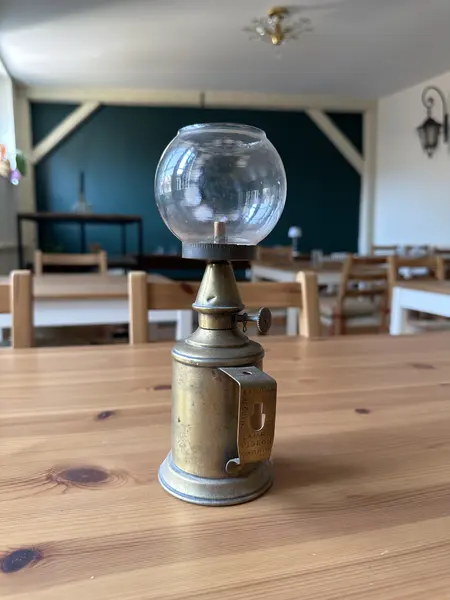 Lampe à pétrole ancienne sur une table de La Bibliothèque