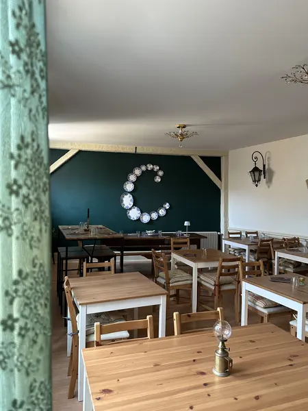 La Bibliothèque, mur vert et C en assiettes