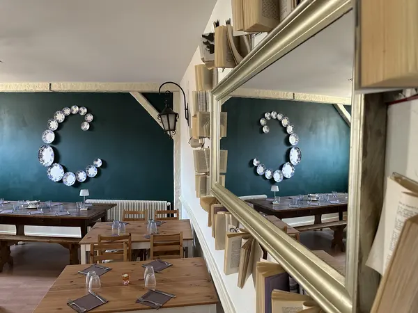 Le C en assiettes reflété dans le miroir de La Bibliothèque