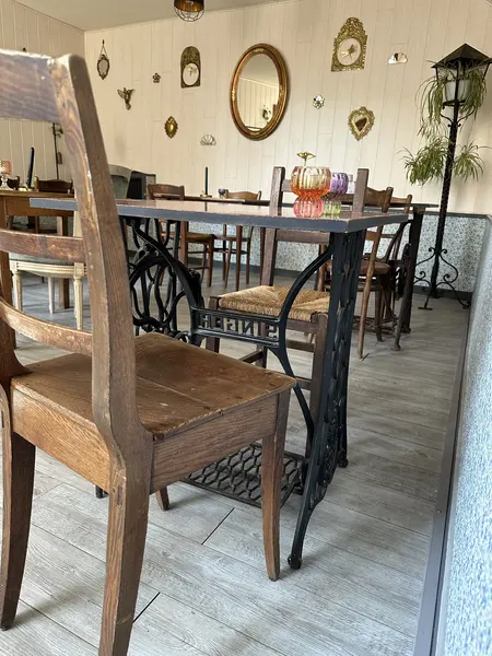 Le Boudoir, table sur pied de machine à coudre