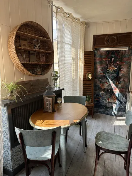 Coin table ronde près de la fenêtre, Le Boudoir